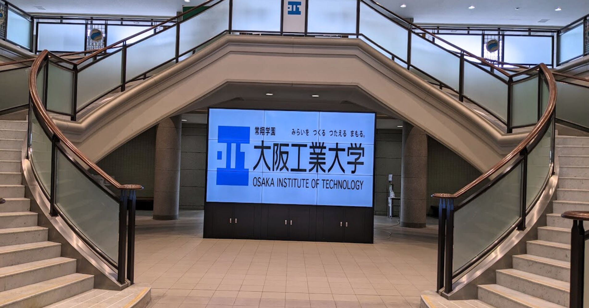 大阪工業大学のスタンド式マルチディスプレイ