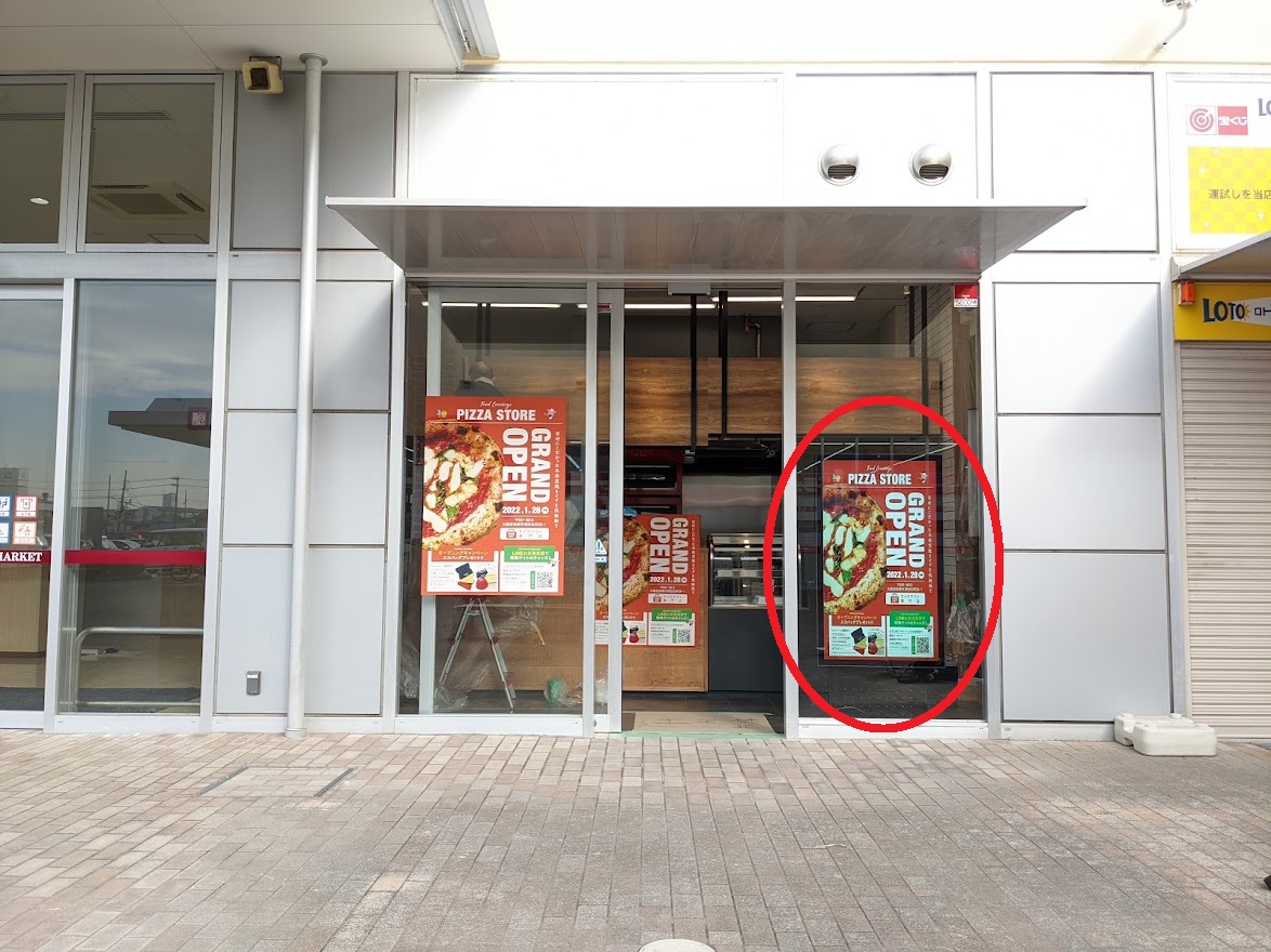 ウインドウ越しの高輝度サイネージ