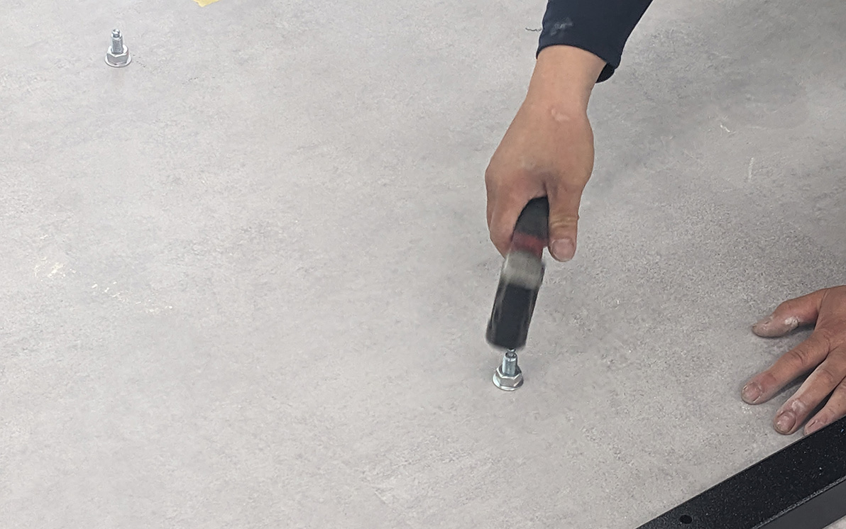 床面にしっかりとアンカーを打ち込みます