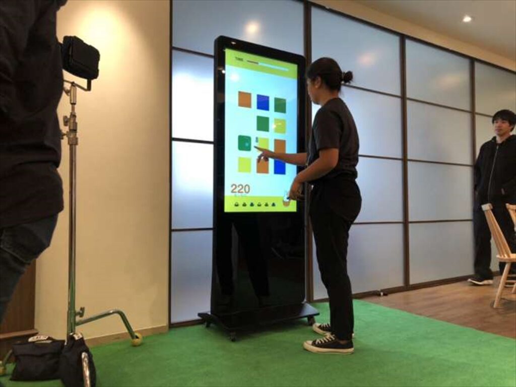 自立型タッチパネルデジタルサイネージ