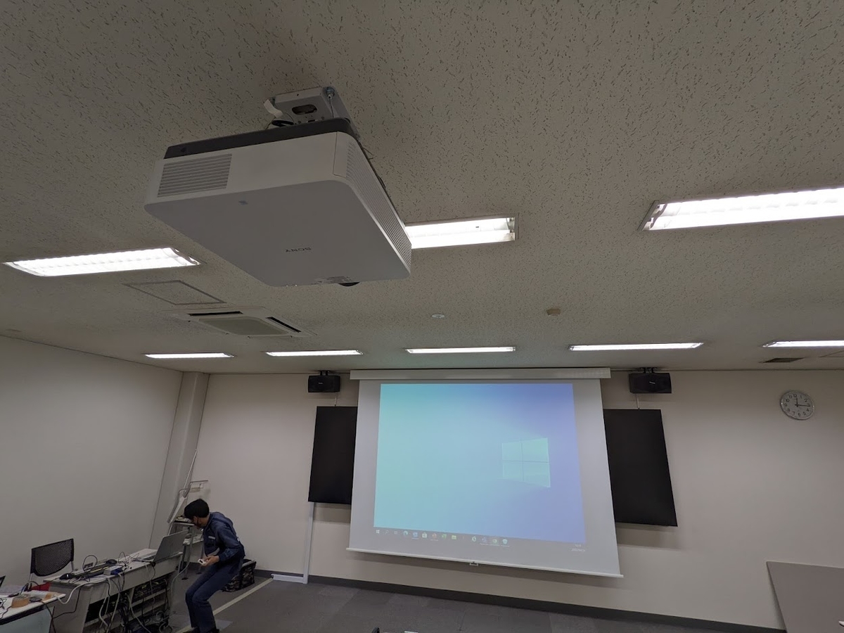 プロジェクターの代わりとしてのマルチディスプレイ