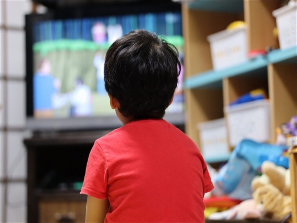 子供がテレビを見る