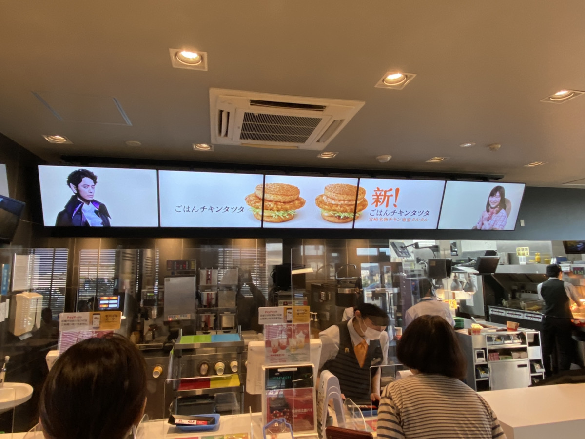 フードチェーンのメニュー用デジタルサイネージ