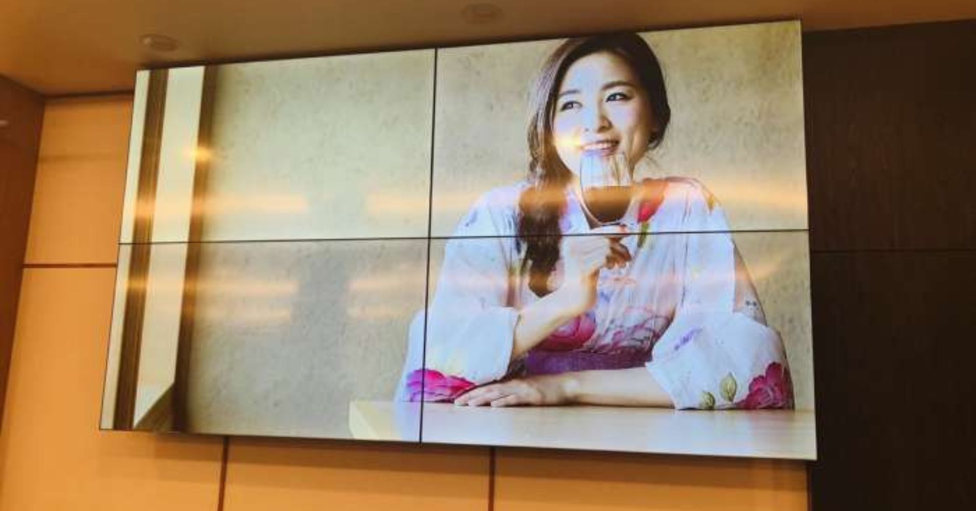 ステージの大型マルチディスプレイを設置した事例