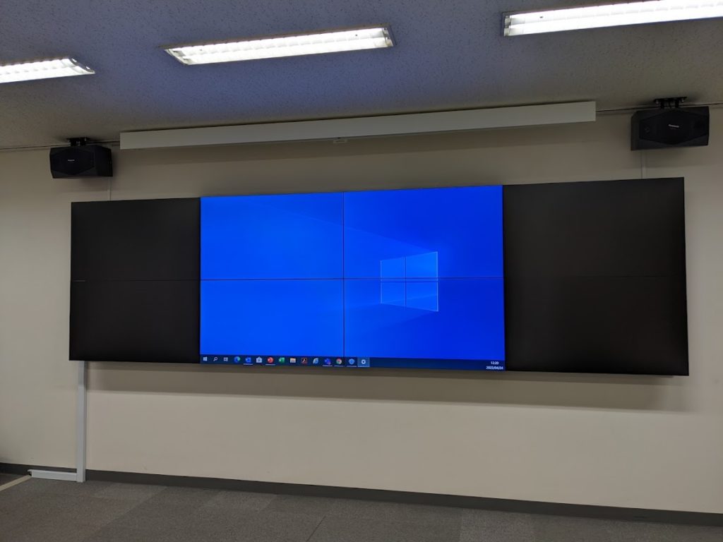 会議・監視用の巨大モニター