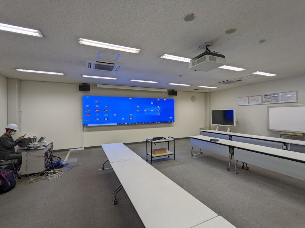 会議・監視用の巨大モニター