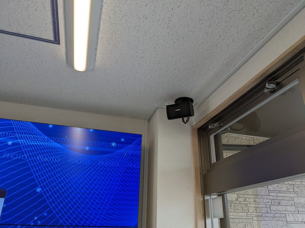 110インチ壁掛けの大画面モニター