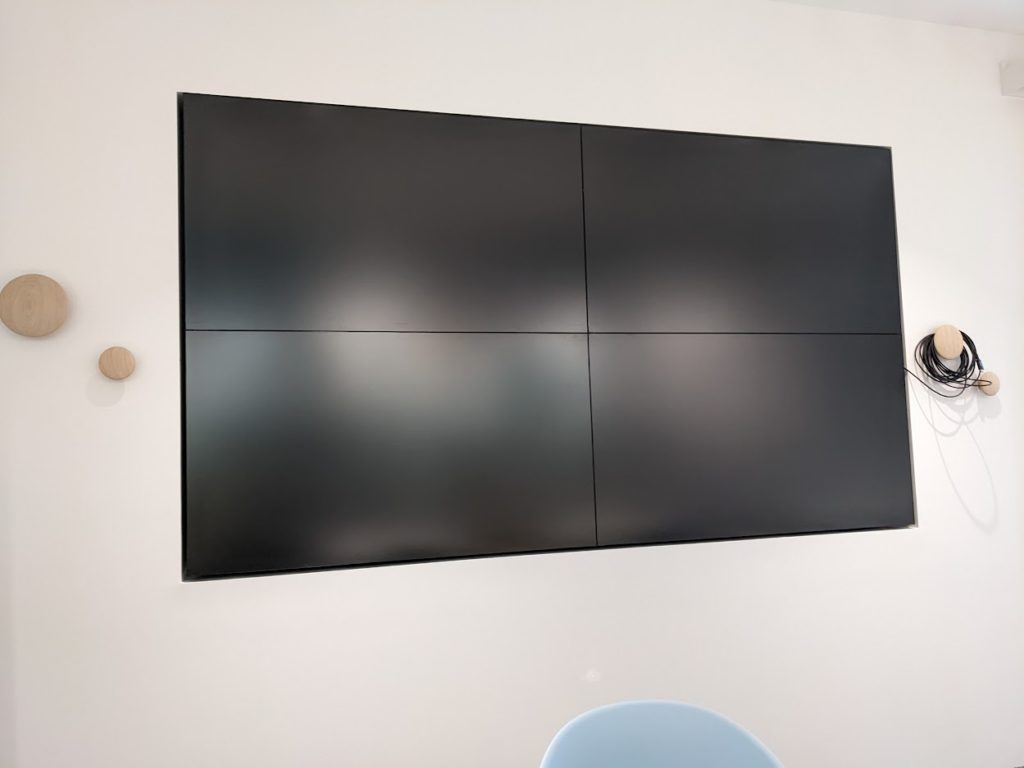 プレゼンに使用する液晶マルチモニター