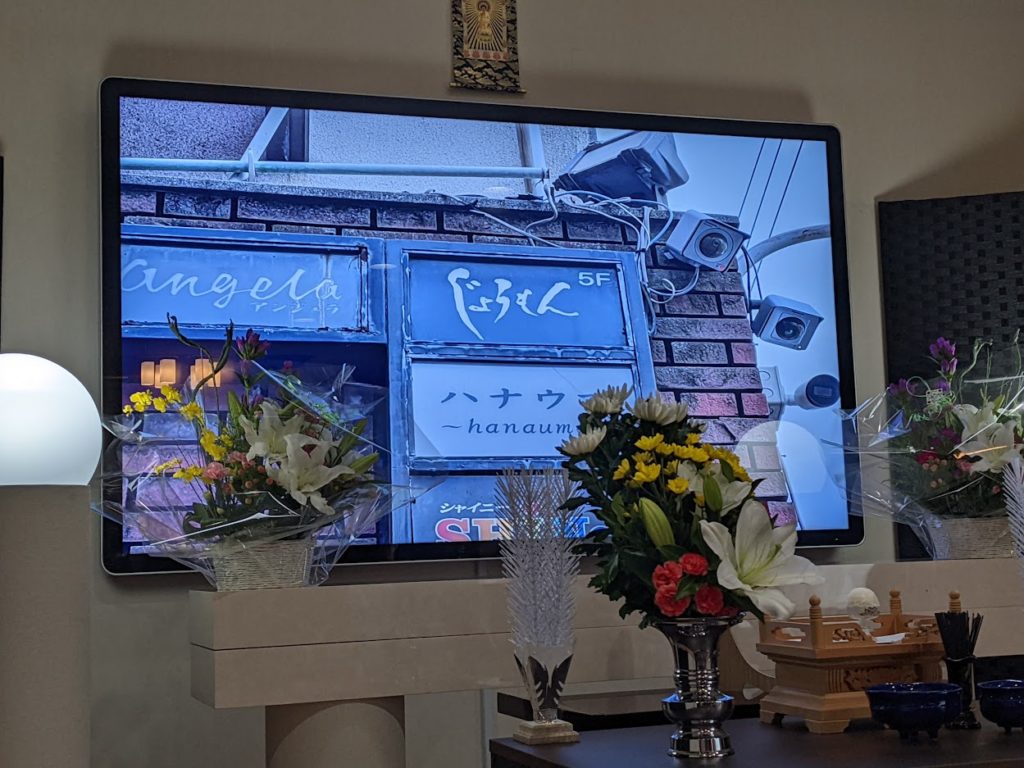 法要施設の祭壇へ大型モニター