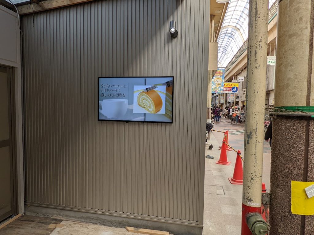 カフェの43インチデジタルサイネージ