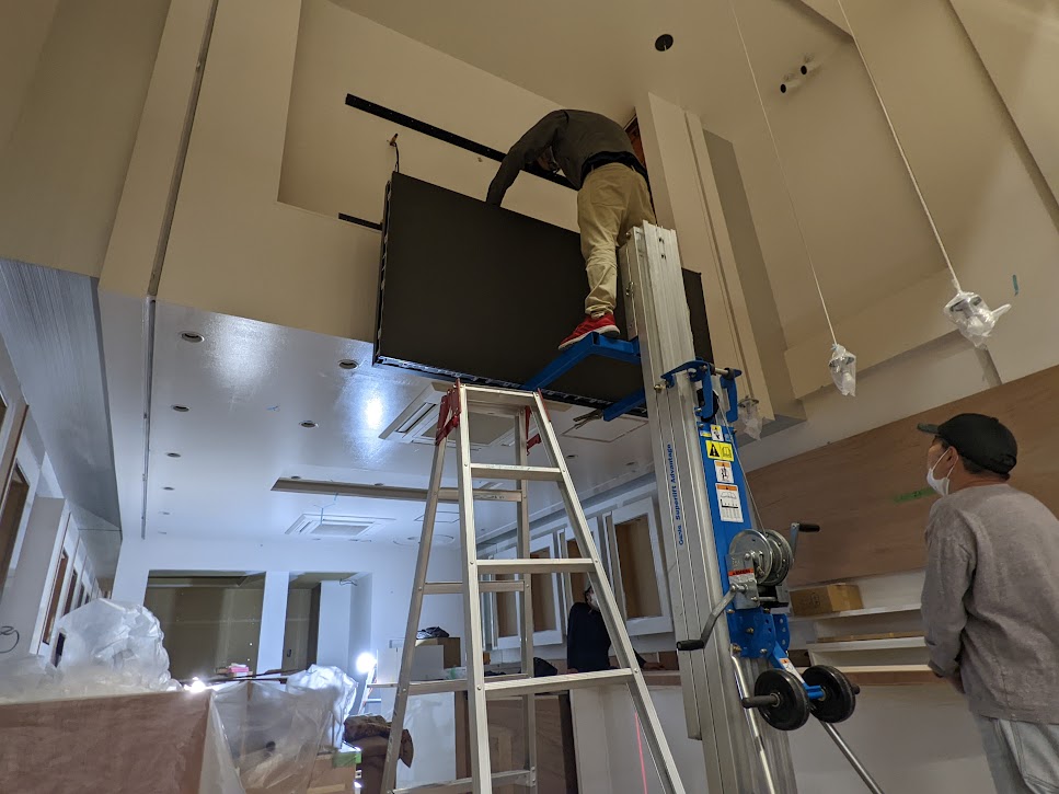 店舗の屋内エントランスにLEDビジョンを設置