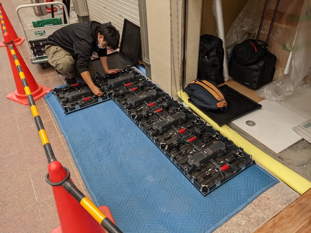 店舗の屋内エントランスにLEDビジョンを設置