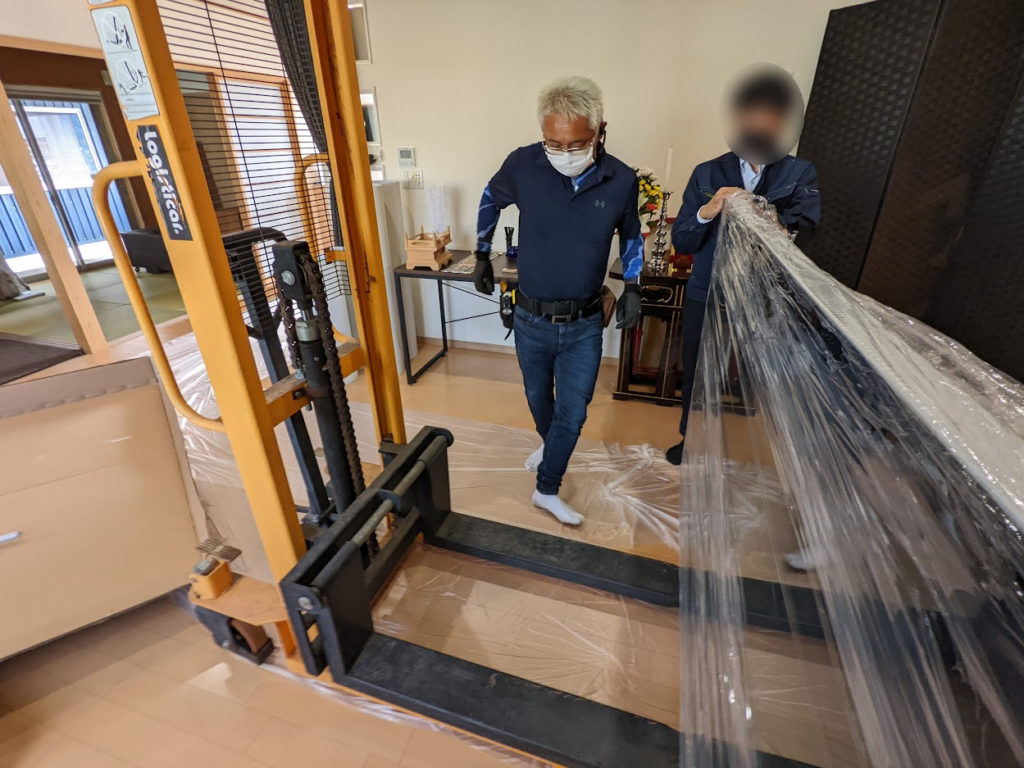 法要施設の祭壇へ大型モニター