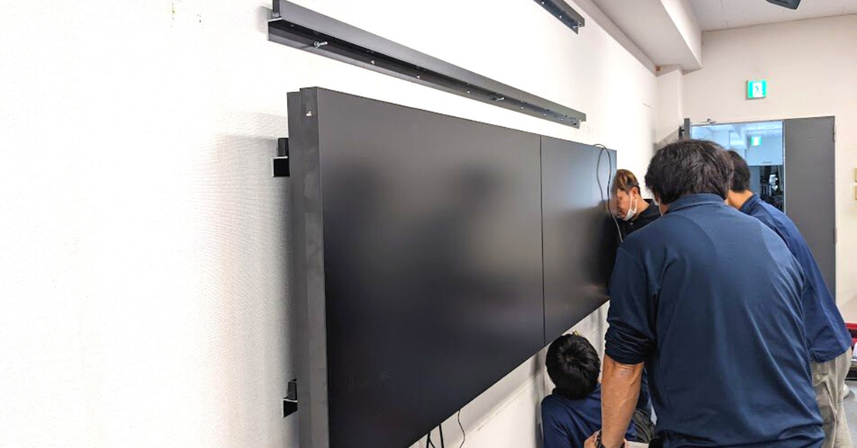 【初心者向け】会議用の大型モニターを導入する7つのメリット！マルチディスプレイの導入事例10選も紹介