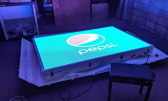 正方形に近いディスプレイも製作可能