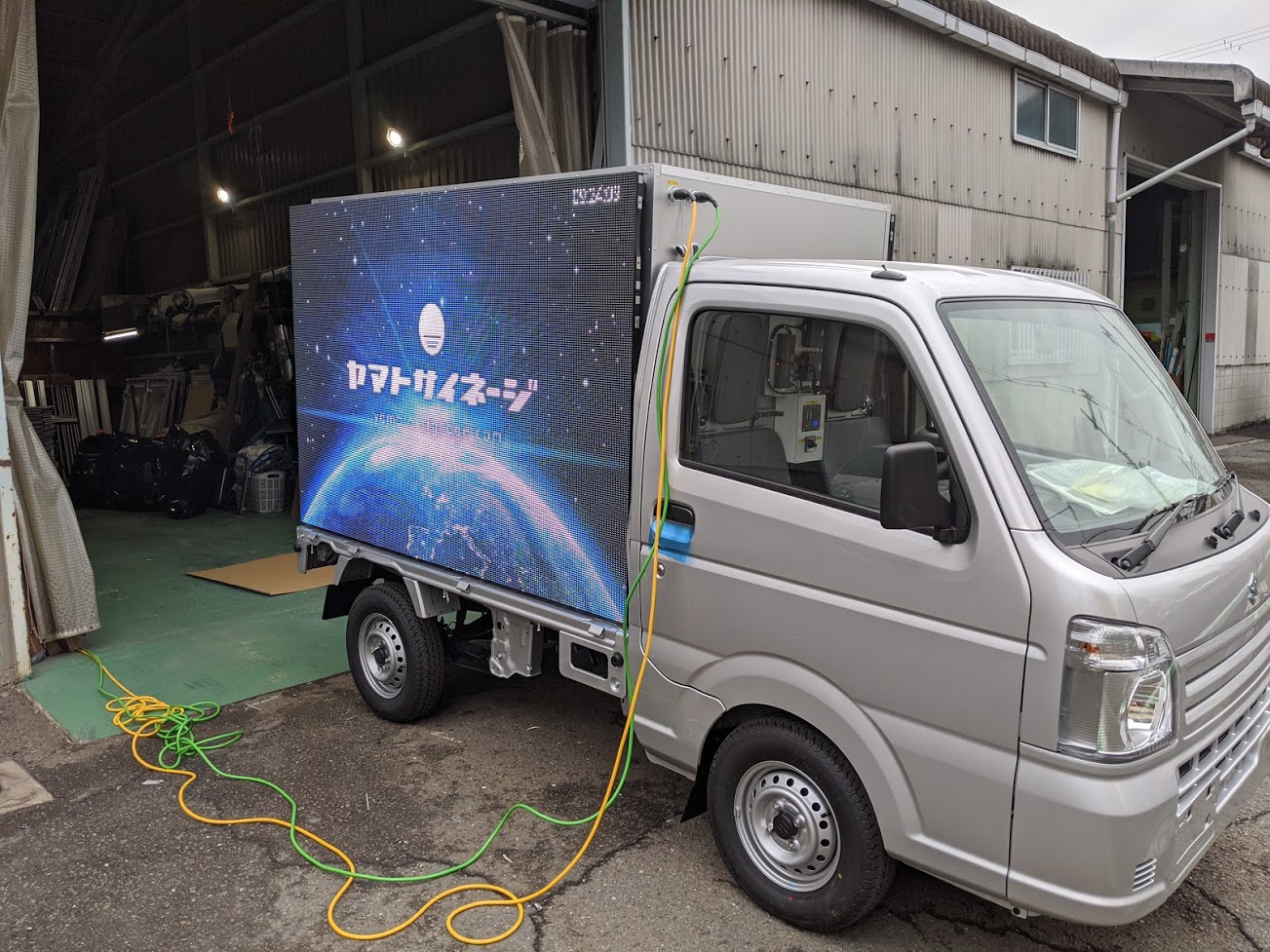 軽トラック3面にLEDビジョン搭載