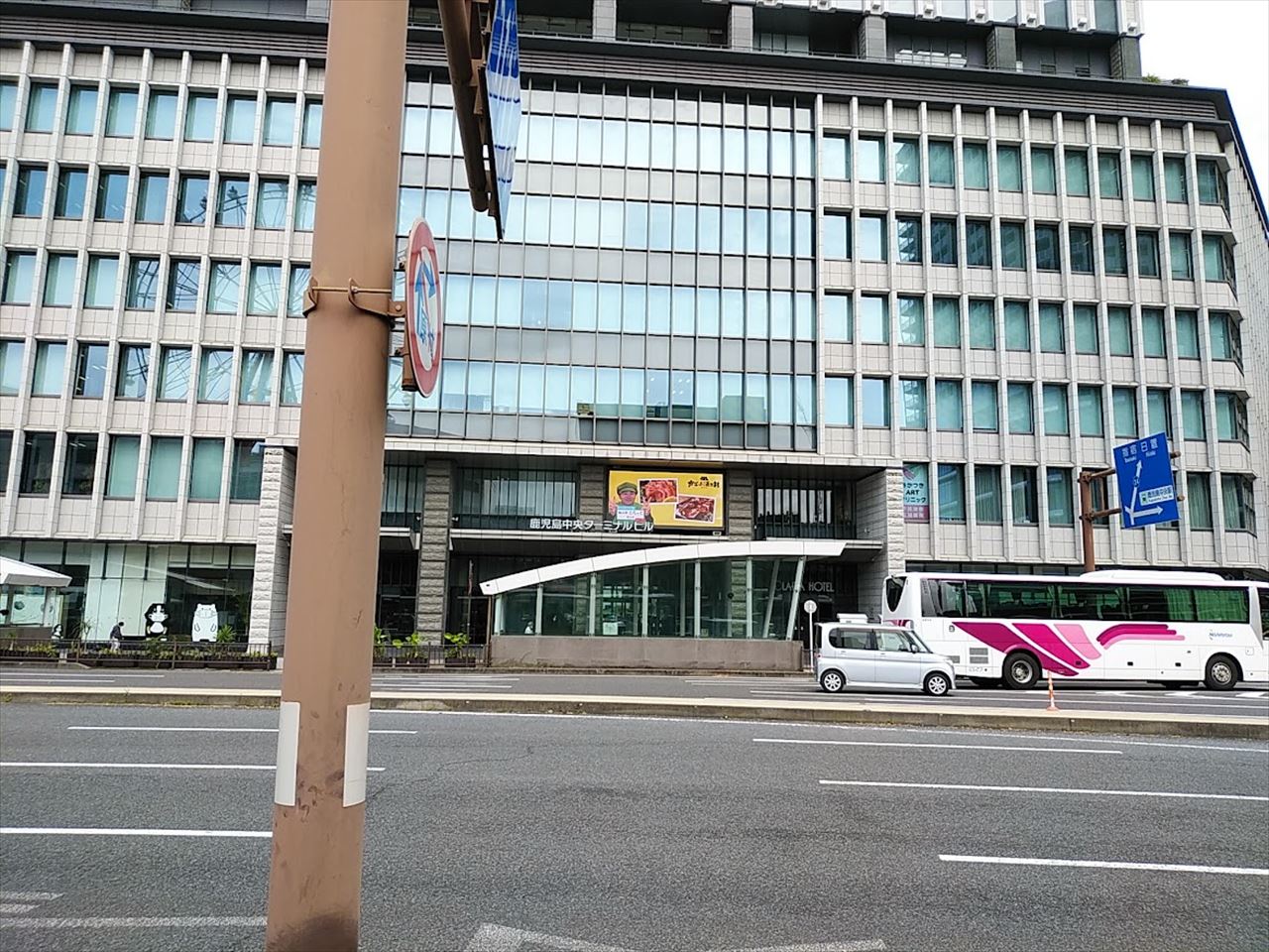 鹿児島中央ターミナルのLEDビジョン
