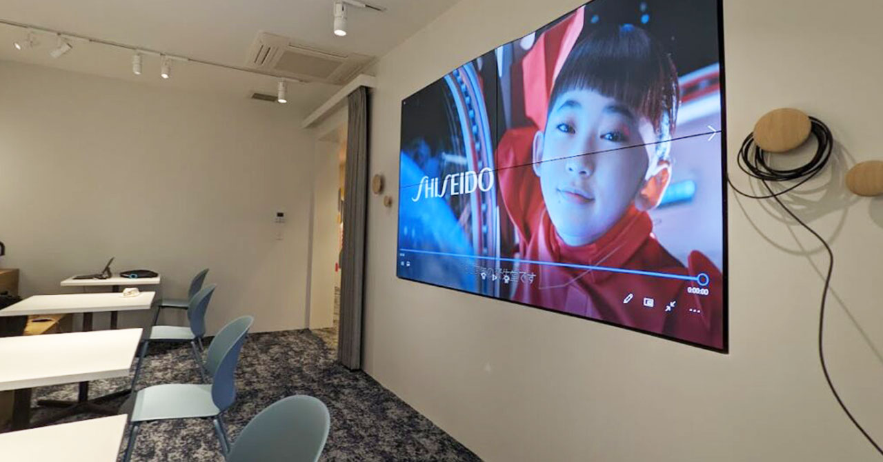 オフィスに会議・プレゼン用の110インチ大画面液晶モニターを設置