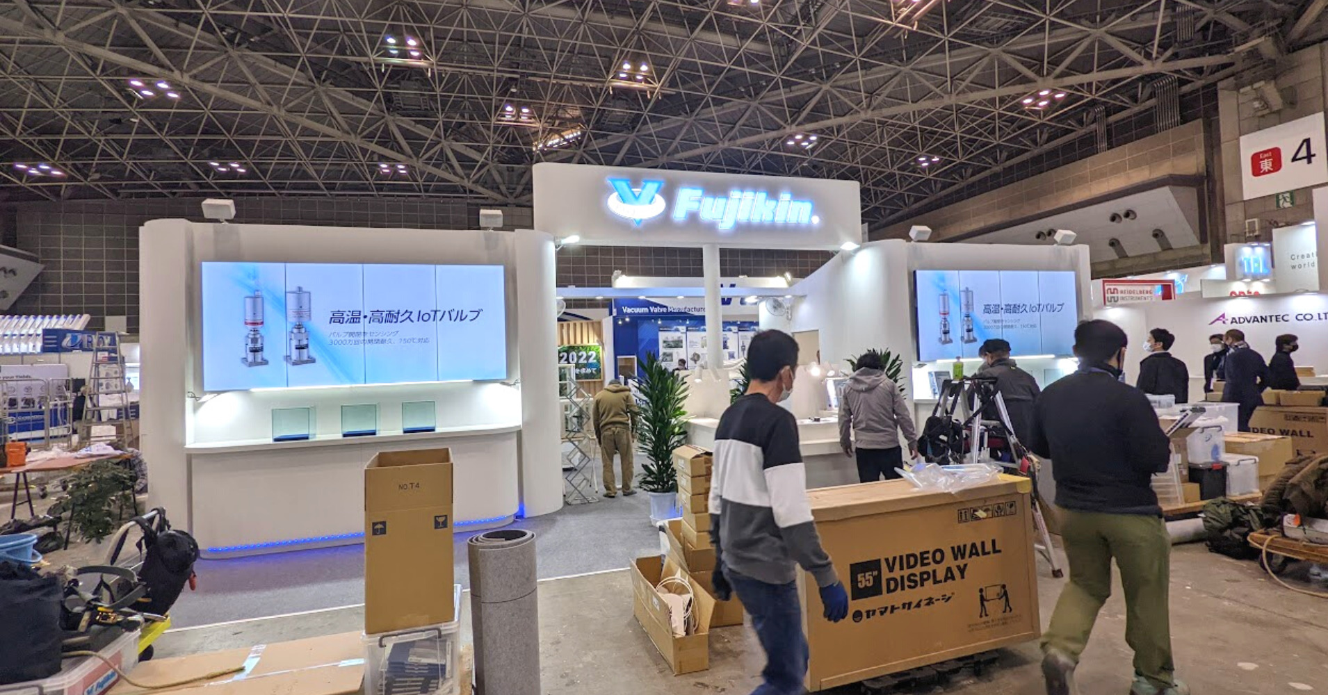 東京ビッグサイト展示会ブースに大画面を設置