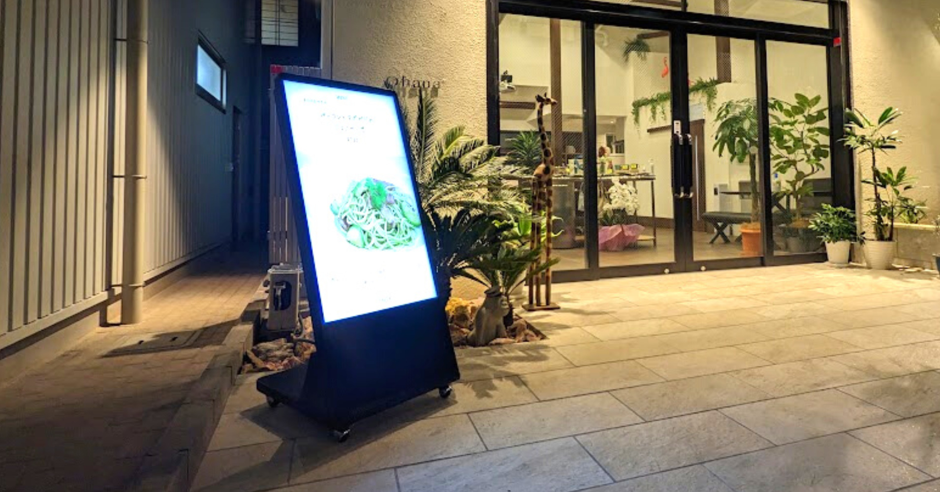 カフェの屋外エントランスにL字型サイネージ