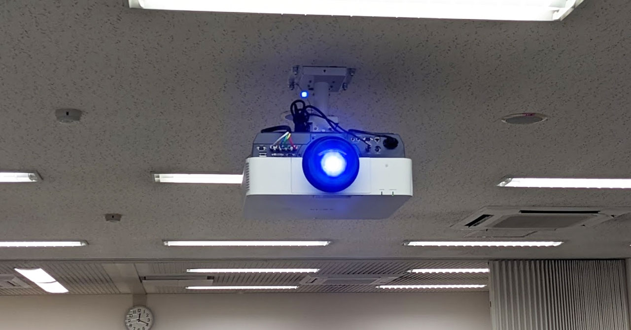 プロジェクターの大画面モニター、大きいだけで見えにくくないですか？