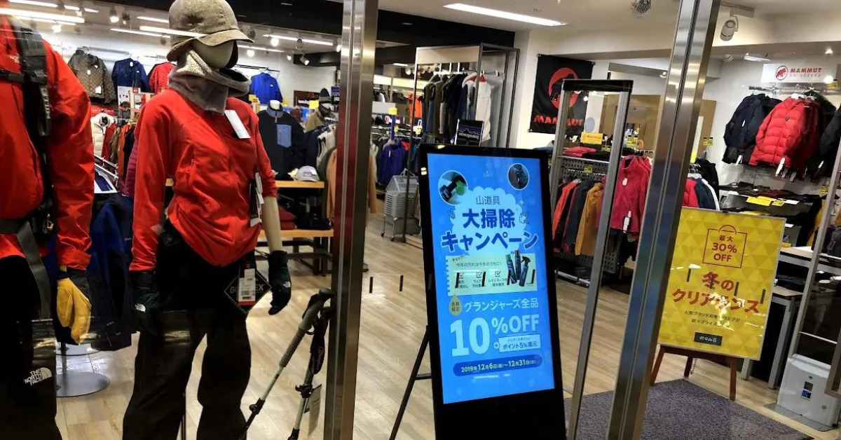 アパレルショップの看板をデジタルサイネージに変更