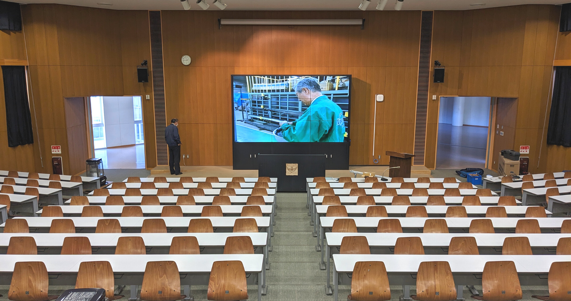 【事例公開】デジタルサイネージを学校に導入するメリット5選!掲示板のDXで教育現場はどう変わる?
