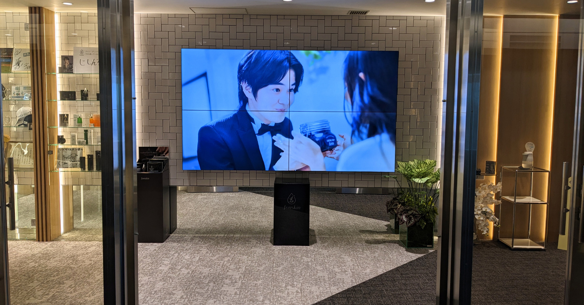 オフィスサイネージとは?会社のエントランスをディスプレイでおしゃれにする方法も解説