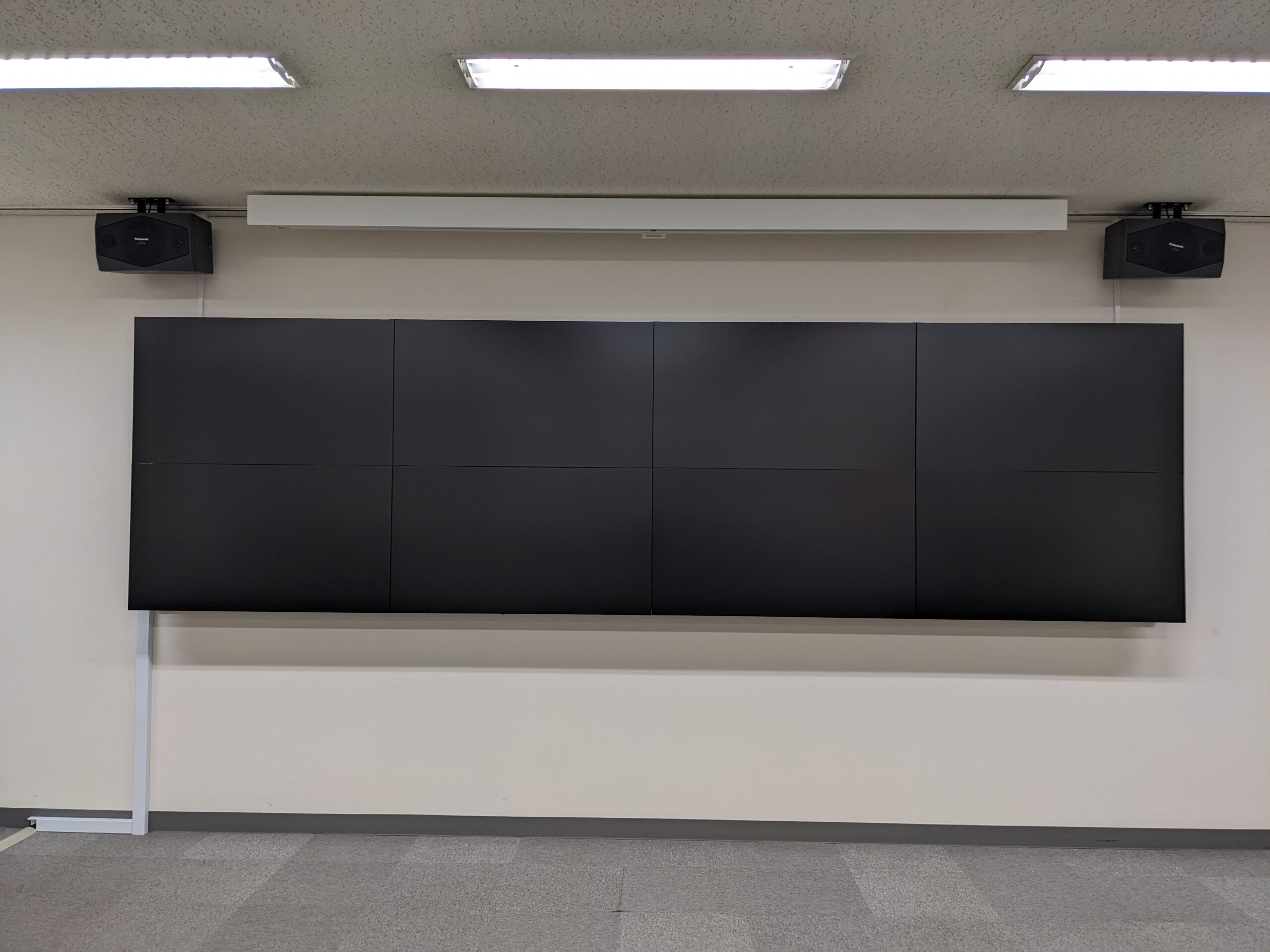何も映っていないデジタルサイネージ