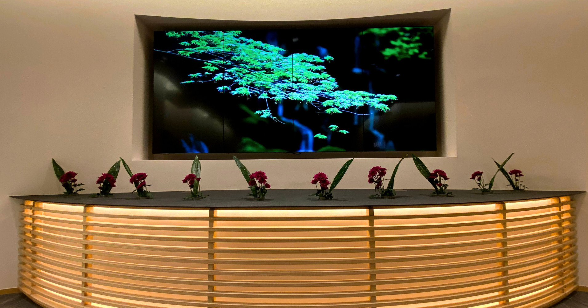 空間演出用の液晶マルチディスプレイ