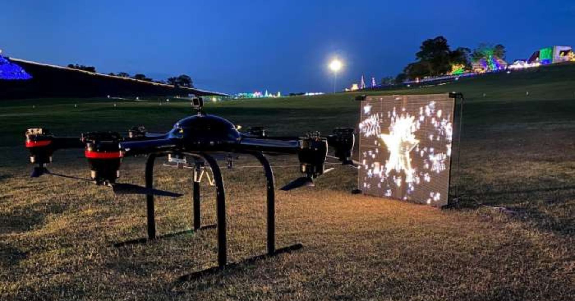 ドローンと透過型LEDビジョンの組み合わせ