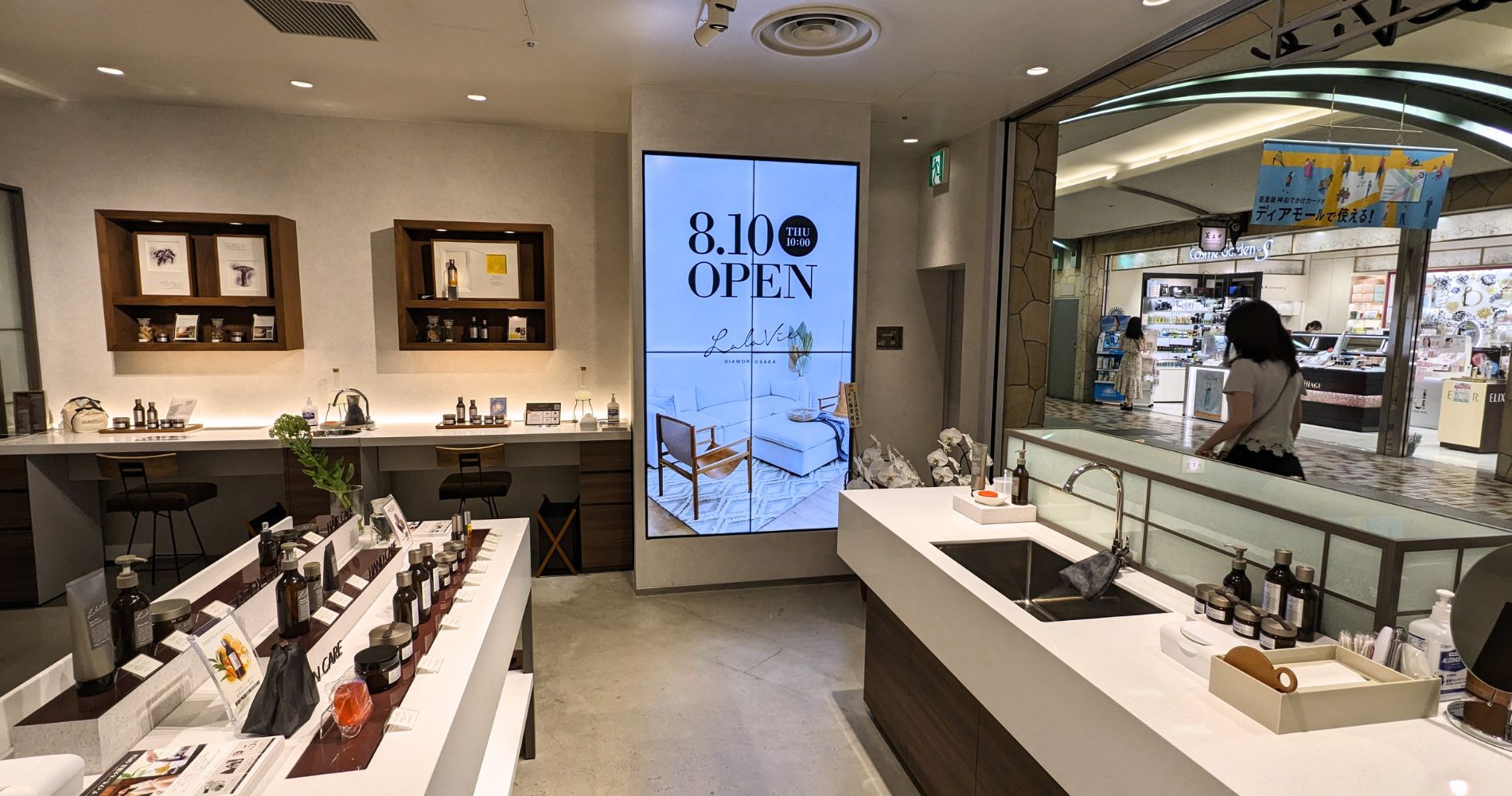 テナント店舗のマルチディスプレイ