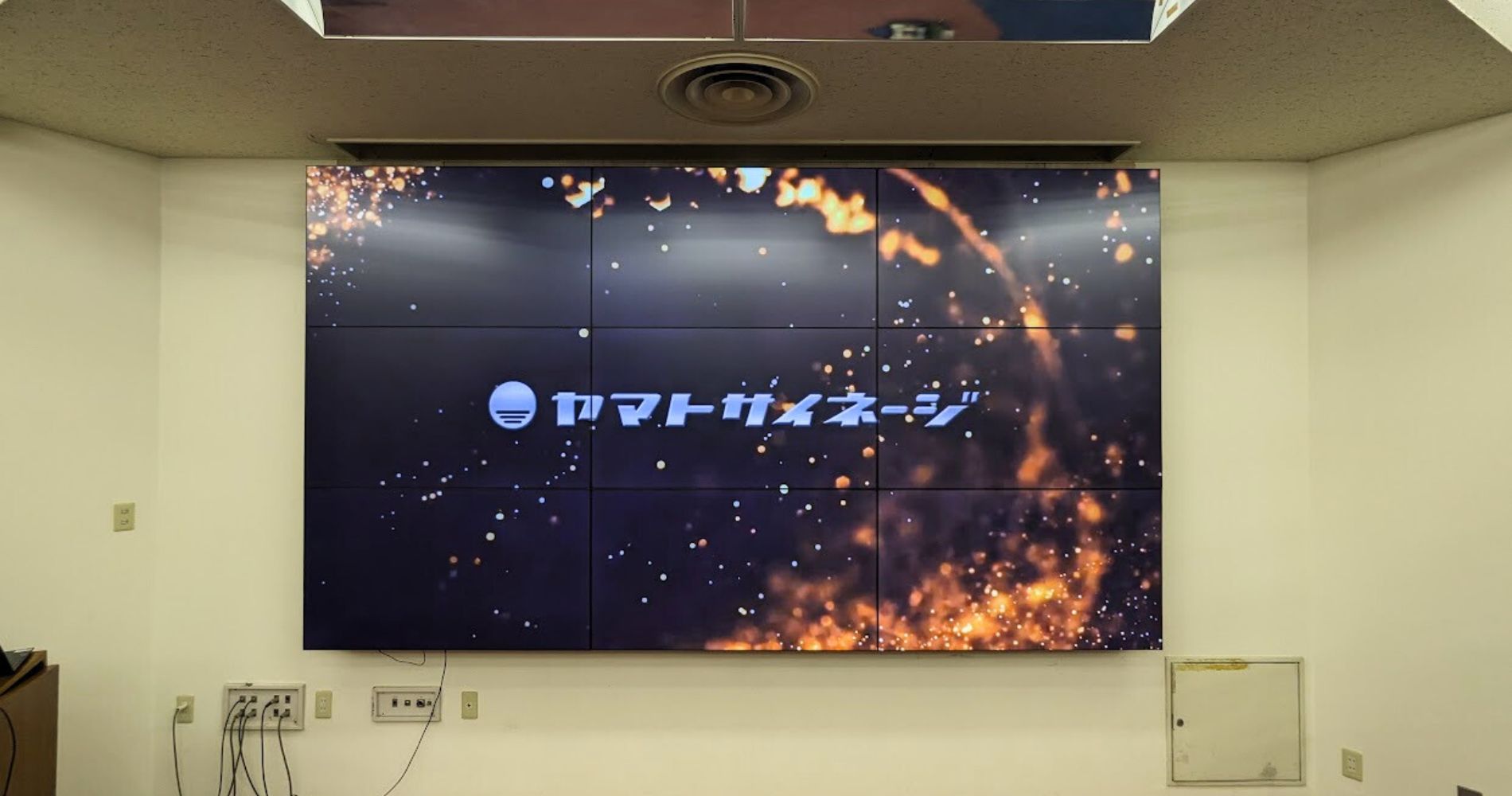 ホテルの液晶マルチディスプレイ