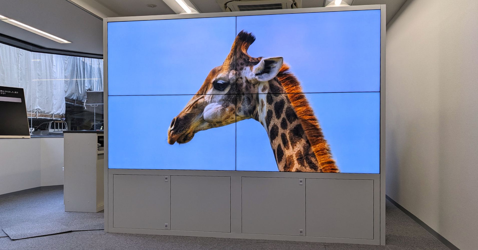 オフィスに110インチ液晶マルチディスプレイを設置