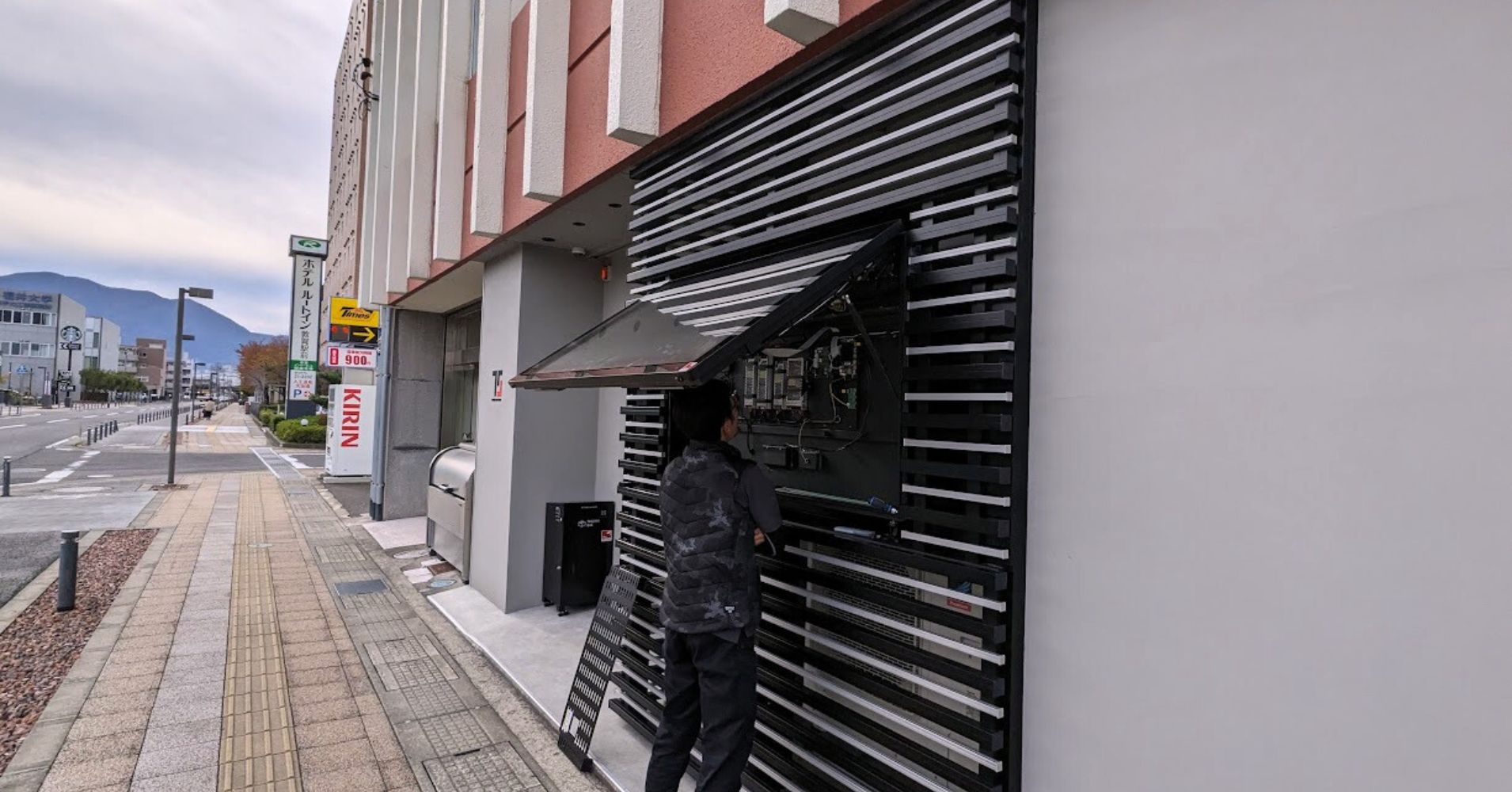 屋外デジタルサイネージのフロントメンテナンス