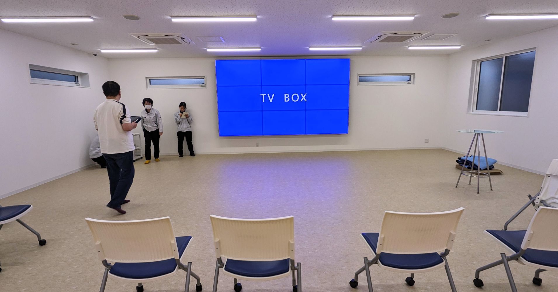 会議室の165インチの液晶マルチディスプレイ