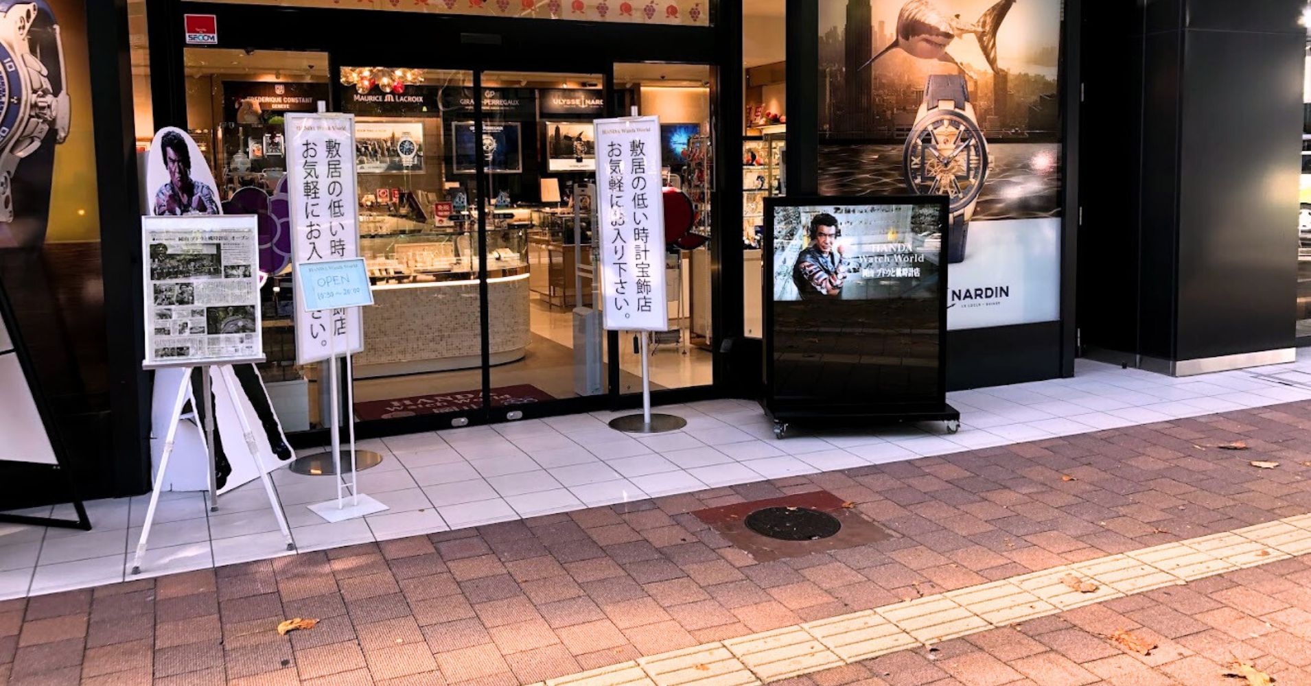路面店の屋外エントランス用デジタルサイネージ