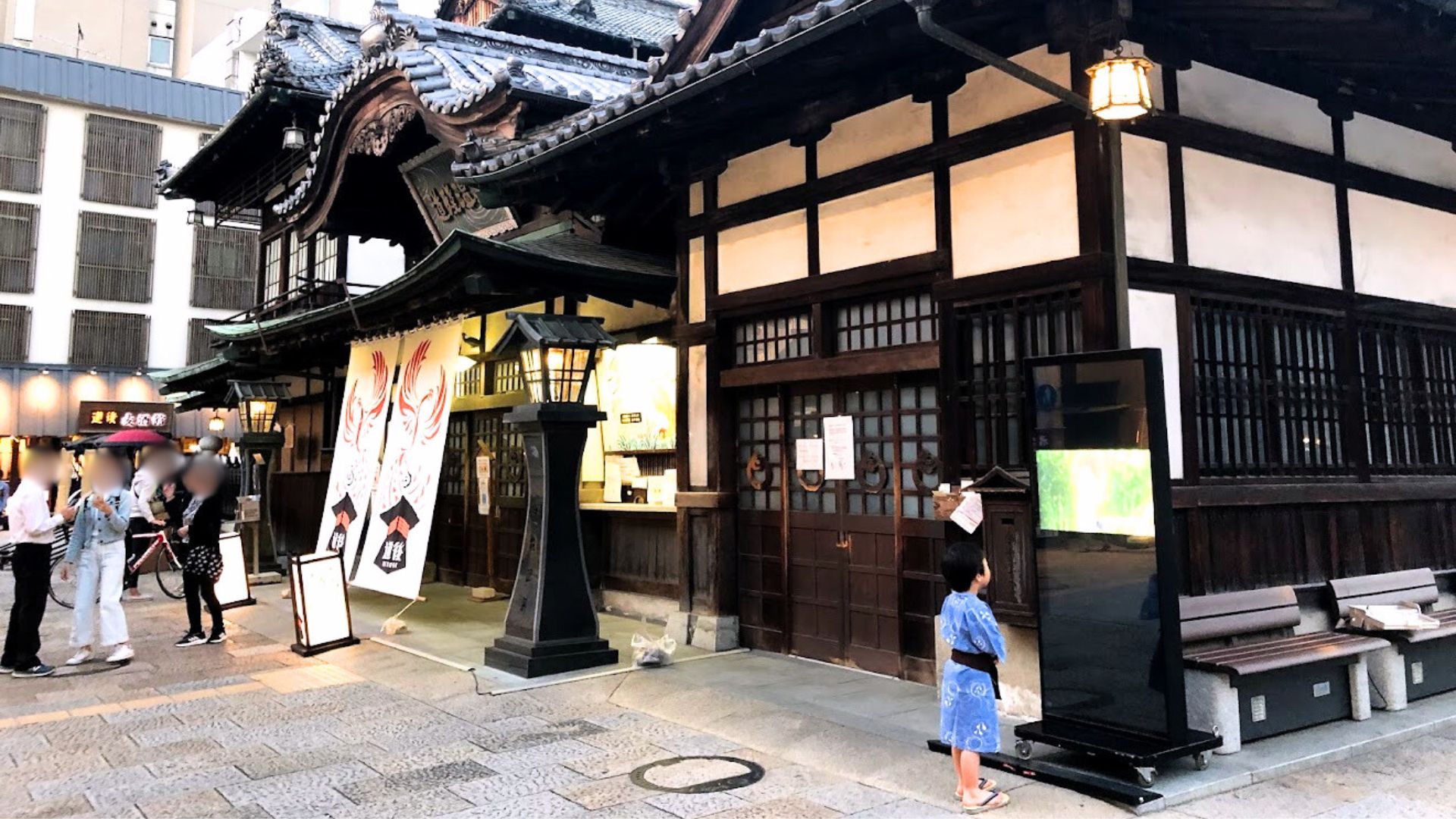 道後温泉本館前の屋外用デジタルサイネージ／松山市様