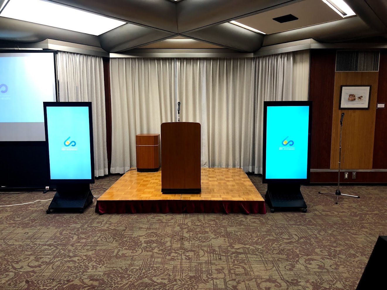 レセプションルームの55インチ屋内用液晶デジタルサイネージ