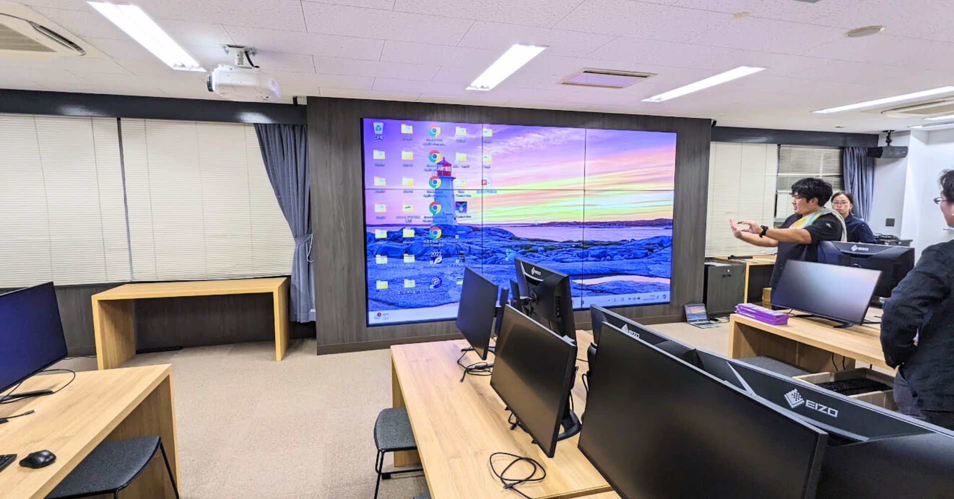 講義室に165インチ液晶マルチディスプレイを設置／福井大学様