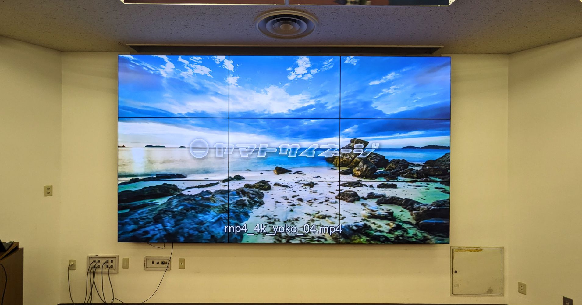 ホテルの宴会場に液晶マルチディスプレイを設置