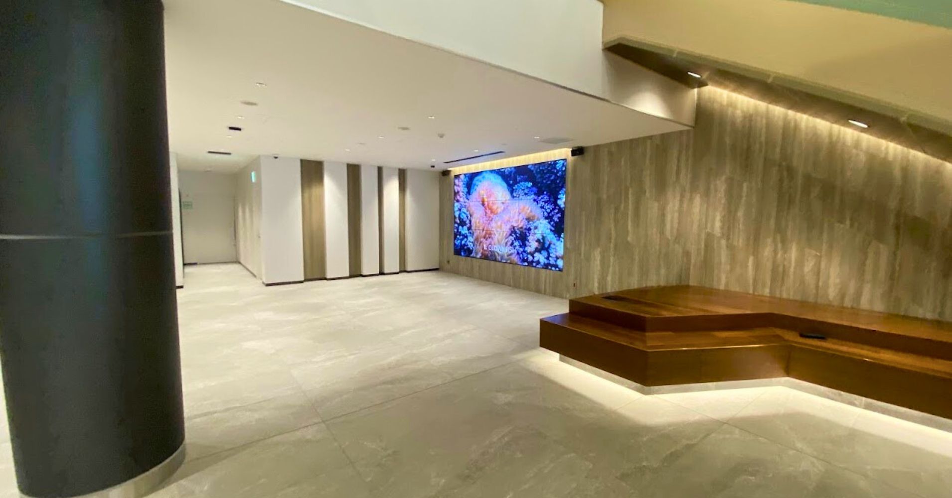 新社屋のロビーに液晶マルチディスプレイを設置